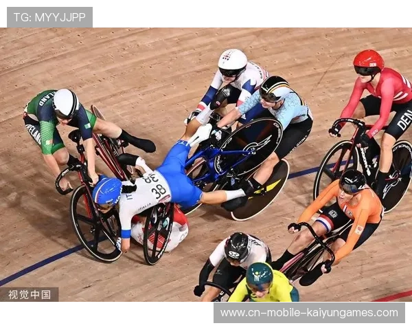 自行车比赛摔车事故，成都体育界呼吁提高安全标准，自行车比赛摔车视频